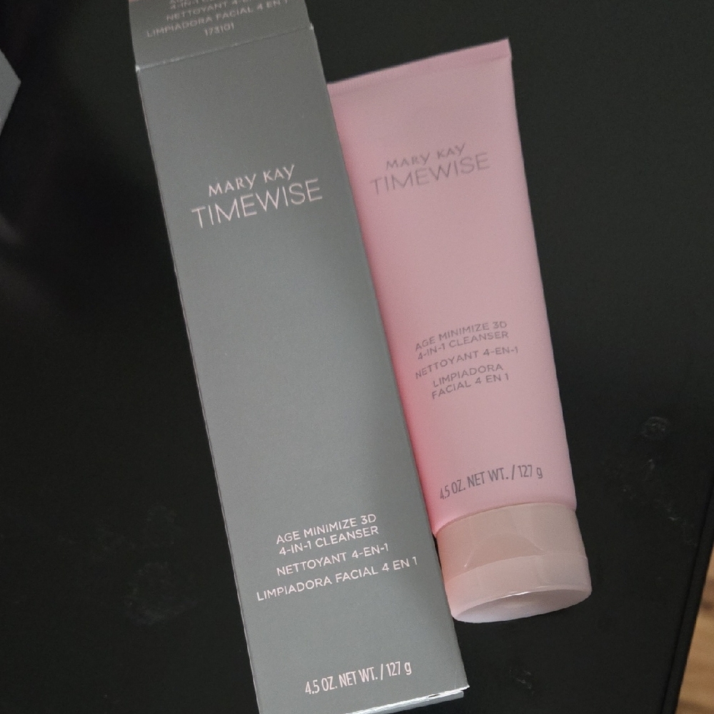 Mary Kay Timewise Age Minimize Cleanser in Purple